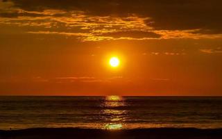 kleurrijk gouden zonsondergang groot Golf en strand puerto escondido Mexico. foto