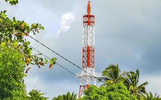 rood wit 5g toren straling in puerto escondido Mexico. foto