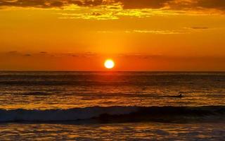 kleurrijk gouden zonsondergang groot Golf en strand puerto escondido Mexico. foto