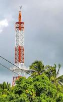 rood wit 5g toren straling in puerto escondido Mexico. foto