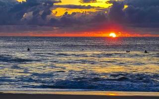 kleurrijk gouden zonsondergang groot Golf en strand puerto escondido Mexico. foto