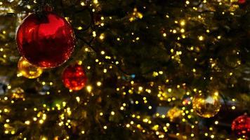 Kerstmis banier met kopiëren ruimte en sparkles voor groet kaart. Spar Afdeling met rood ballen, feestelijk geel lichten en bokeh. perfect inhoud voor reclame spandoeken, geschenk kaart of creatief projecten. foto