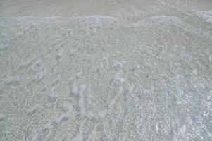zeewater op het zandstrand foto