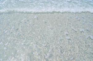zeewater op het zandstrand foto