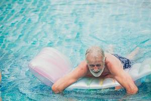 eenzaam ouderling, oud Mens spelen Bij zwembad alleen Bij verpleging huis met verdrietig humeur ongelukkig emotie foto