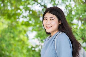 schattig glimlach jong tiener Aziatisch fot Dames Universiteit leerling portret met gezond mooi zo tanden foto