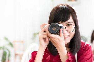 Aziatisch tiener jong vrouw met retro camera en wit ruimte voor tekst foto