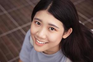 schattig Aziatisch dik tiener meisje jong glimlachen met gezond tanden foto