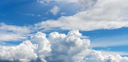 witte wolk op blauwe hemel foto