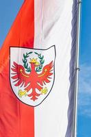 rood en wit gekleurde vlag met schild lager een rood adelaar vlag van zuiden Tirol alt adige officieel genaamd autonoom provincie van Bolzano in noordelijk Italië foto