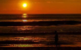 kleurrijk gouden zonsondergang groot Golf en strand puerto escondido Mexico. foto