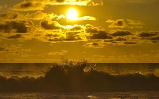 kleurrijk gouden zonsondergang groot Golf en strand puerto escondido Mexico. foto