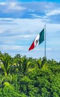 Mexicaans groen wit rood vlag in zicatela puerto escondido Mexico. foto