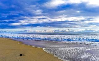 strand zand blauw water reusachtig surfer golven puerto escondido Mexico. foto