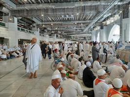 mekka, saudi Arabië, nov 2022 - pelgrims van in de omgeving van de wereld wacht voor vrijdag gebeden Aan de eerste verdieping van masjid al-haram in mekka, saudi Arabië. foto