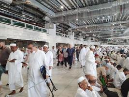 mekka, saudi Arabië, nov 2022 - pelgrims van in de omgeving van de wereld wacht voor vrijdag gebeden Aan de eerste verdieping van masjid al-haram in mekka, saudi Arabië. foto