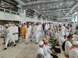 mekka, saudi Arabië, nov 2022 - pelgrims van in de omgeving van de wereld wacht voor vrijdag gebeden Aan de eerste verdieping van masjid al-haram in mekka, saudi Arabië. foto