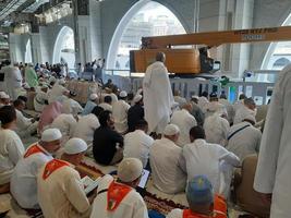 mekka, saudi Arabië, nov 2022 - pelgrims van in de omgeving van de wereld wacht voor vrijdag gebeden Aan de eerste verdieping van masjid al-haram in mekka, saudi Arabië. foto