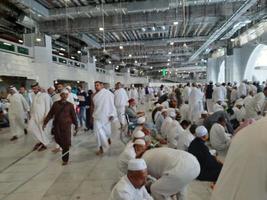 mekka, saudi Arabië, nov 2022 - pelgrims van in de omgeving van de wereld wacht voor vrijdag gebeden Aan de eerste verdieping van masjid al-haram in mekka, saudi Arabië. foto
