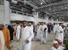 mekka, saudi Arabië, nov 2022 - pelgrims van in de omgeving van de wereld wacht voor vrijdag gebeden Aan de eerste verdieping van masjid al-haram in mekka, saudi Arabië. foto