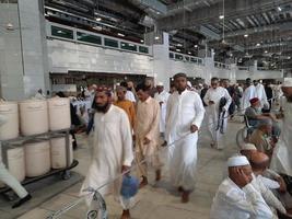 mekka, saudi Arabië, nov 2022 - pelgrims van in de omgeving van de wereld wacht voor vrijdag gebeden Aan de eerste verdieping van masjid al-haram in mekka, saudi Arabië. foto