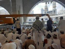 mekka, saudi Arabië, nov 2022 - pelgrims van in de omgeving van de wereld wacht voor vrijdag gebeden Aan de eerste verdieping van masjid al-haram in mekka, saudi Arabië. foto