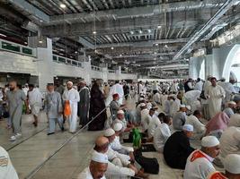 mekka, saudi Arabië, nov 2022 - pelgrims van in de omgeving van de wereld wacht voor vrijdag gebeden Aan de eerste verdieping van masjid al-haram in mekka, saudi Arabië. foto