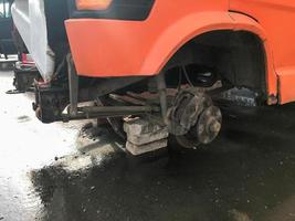 oud roestig versleten rem schijven, stootkussens van een vrachtwagen, auto. auto suspensie reparatie. vervangen wiel foto