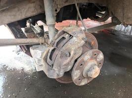 oud roestig versleten rem schijven, stootkussens van een vrachtwagen, auto. auto suspensie reparatie. vervangen wiel foto