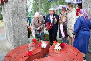 oud Mens opa veteraan van wereld oorlog ii in medailles en decoraties zet cent in een teken van respect voor de monument Aan zege dag Moskou, Rusland, 05.09.2018 foto