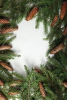 vakantie groet kaart of banier samenstelling met pijnboom boom takken. vrolijk Kerstmis achtergrond en gelukkig nieuw jaar 2023. foto