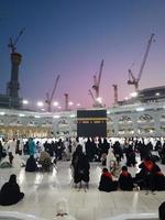 mekka, saudi Arabië, 2022 - moslim pelgrims Bij de kaaba in de haram moskee van mekka, saudi Arabië. foto