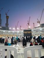 mekka, saudi Arabië, 2022 - moslim pelgrims Bij de kaaba in de haram moskee van mekka, saudi Arabië. foto