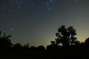 de lucht en sterrensporen 's nachts foto