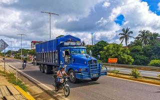 puerto escondido Mexico oaxaca Mexicaans 2022 vrachtwagens lading vervoerder levering auto's in puerto escondido Mexico. foto