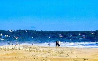 puerto escondido Mexico oaxaca Mexicaans 2022 palmen parasols zon ligstoelen strand toevlucht zicatela puerto escondido Mexico. foto