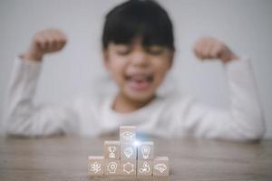 Aziatisch slim kinderen meisje onderzoeken vaardigheden naar worden genieën. foto