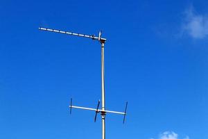 hoog antenne voor emitting en ontvangen radio golven. foto