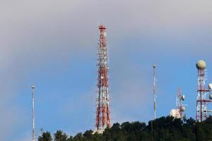 hoog antenne voor emitting en ontvangen radio golven. foto