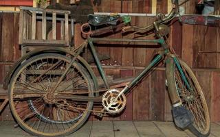 oud antiek fietsen zijn wijnoogst verzamelobjecten kan nog steeds worden gebruikt oud 60 naar 70 jaren oud klassiek fietsen zijn populair met antiek verzamelaars, antiek en antiek zijn tentoongesteld. foto