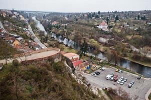 stad van znojmo in de zuiden Moravisch regio in de Tsjechisch republiek. visie van de parkeren onder kasteel Aan de heuvel. foto