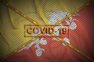 Bhutan vlag en covid-19 postzegel met oranje quarantaine grens plakband kruis. coronavirus of 2019-ncov virus concept foto