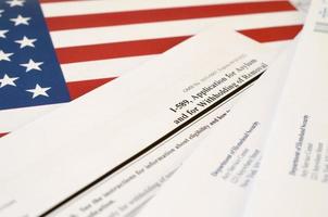 i-589 toepassing voor asiel en voor achterhouden van verwijdering blanco het formulier leugens Aan Verenigde staten vlag met envelop van afdeling van thuisland veiligheid foto