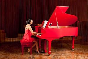 mooie vrouw piano spelen foto