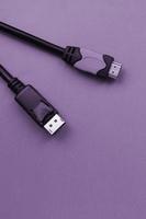 audio video hdmi computer kabel plug en 20-pins mannetje displayport goud geplateerd connector voor een vlekkeloos verbinding Aan Purper backdrop foto