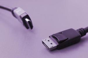 audio video hdmi computer kabel plug en 20-pins mannetje displayport goud geplateerd connector voor een vlekkeloos verbinding Aan Purper backdrop foto