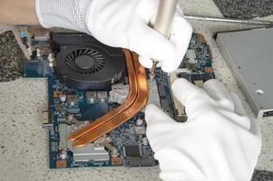 beeld van een monteur repareren computer moederbord, elektronisch moederbord reparatie foto