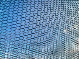 blauw lucht door de transparant kleding stof van de gordijn. foto