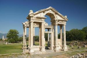 monumentaal poort, tetrapylon in afrodisis oude stad in aydin, turkiye foto