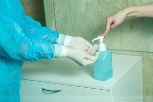 dokter desinfecteren latex handschoenen met zeep en water foto